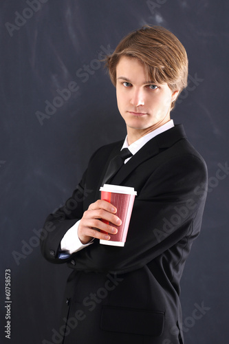 Rozzłoszczony przystojny pracownik z kubkiem kawy