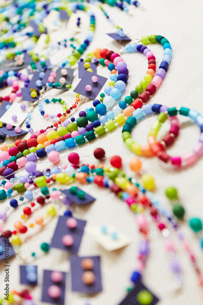 Bunte Accessoires in Schmuckgeschäft Bunte Accessoires in Schmuckgeschäft