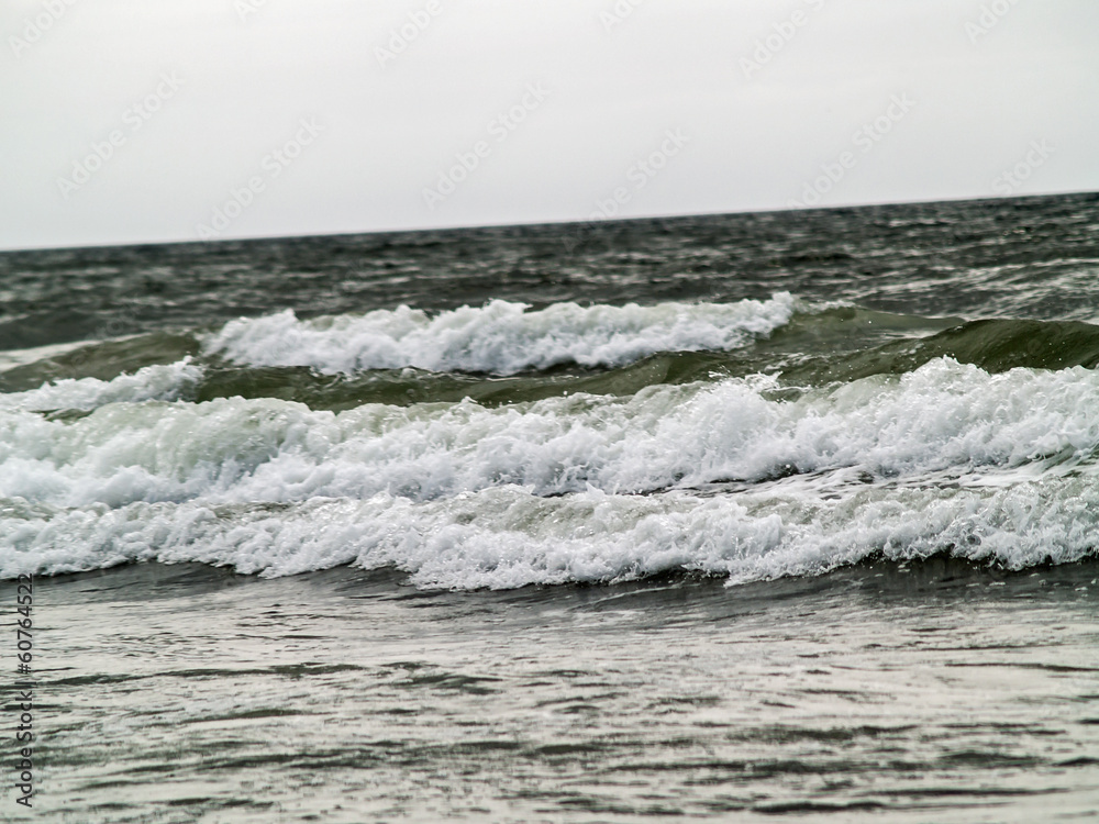 Fototapeta premium Waves Crashing on the Shore in Monochrome