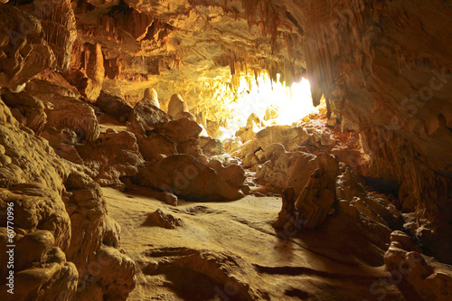 Obraz na płótnie Sunshine at the end of cavern on evening at Mae U Su cave