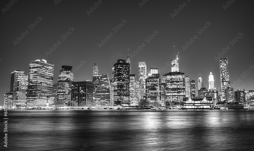Fototapeta premium Black and white night view of Manhattan skyline