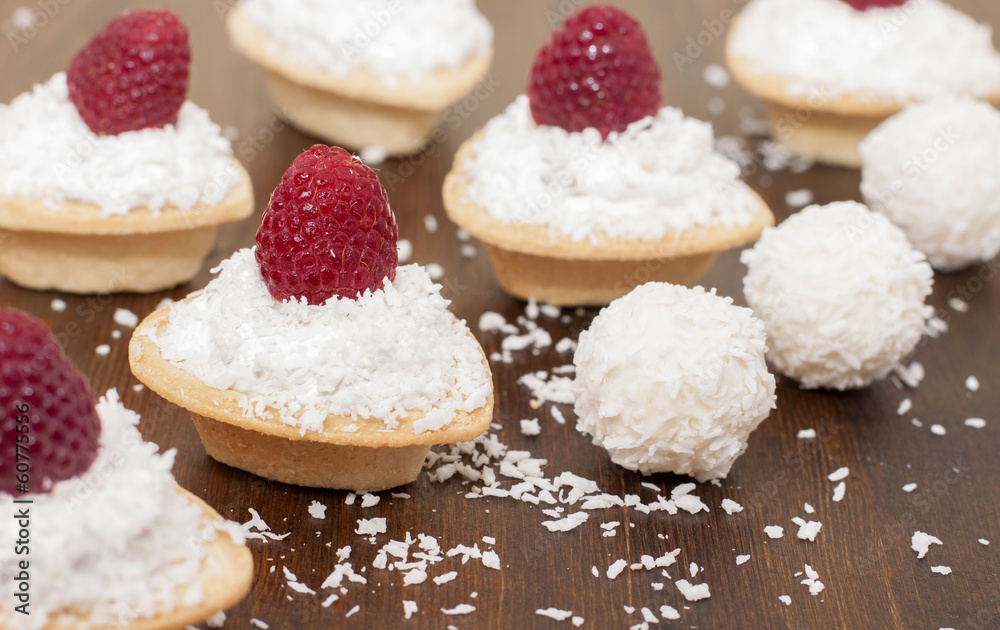 Tartlets with protein cream and raspberries.