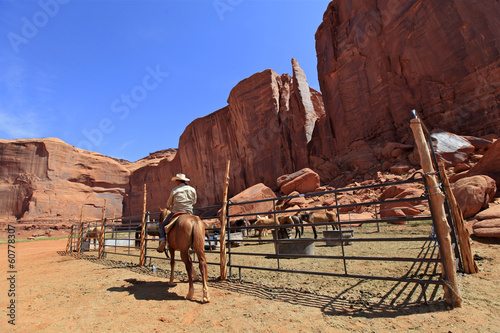 cow boy à cheval à Monument Valley, Arizona