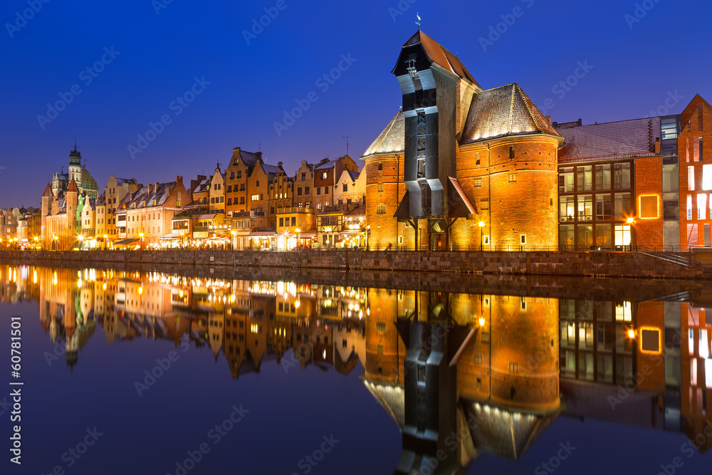 Old town of Gdansk with ancient crane at night, Poland - obrazy, fototapety, plakaty 