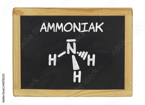 chemische Strukturformel von Ammoniak auf einer Schiefertafel