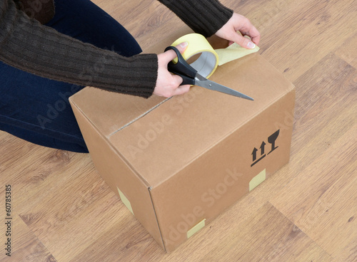 Fotografie moving house - packing and taping box