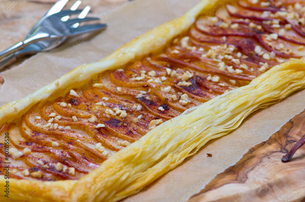 Puffed tarte with pears, apples and nuts