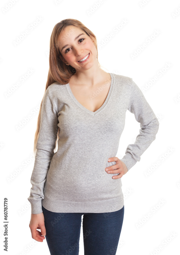 Stehende Frau mit guter Laune schaut zur Kamera Stehende Frau mit guter Laune schaut zur Kamera
