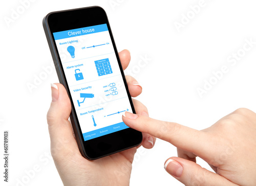 Fotografia woman hand holding the phone with system clever house