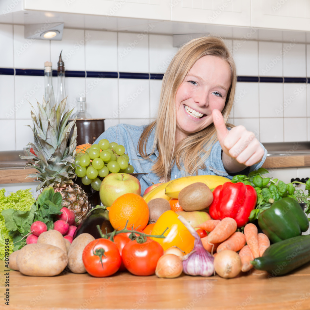 Gesunde Ernährung, junge Frau hält Daumen hoch Gesunde Ernährung, junge Frau hält Daumen hoch