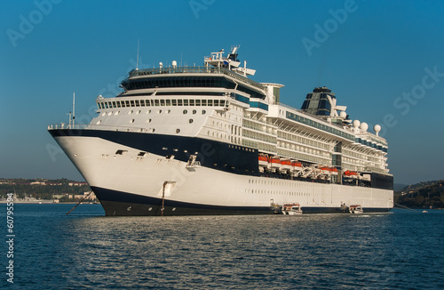 Fototapeta Naklejka Na Ścianę i Meble -  Cruise ship at sea port