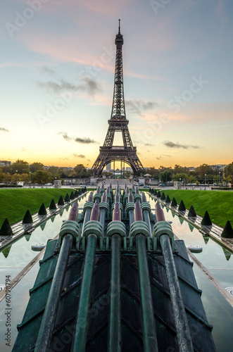 Lever de soleil sur la tour Eiffel