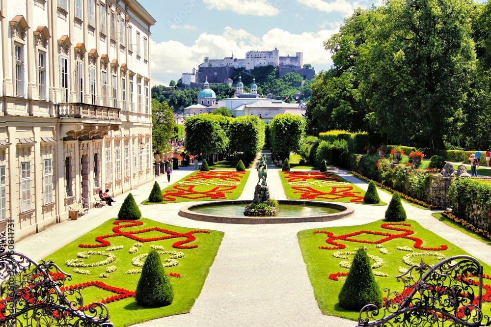Naklejka premium Widok przez piękne ogrody na zamek w Salzburgu w Austrii
