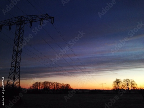 Strommast vor Sonnenaufgang