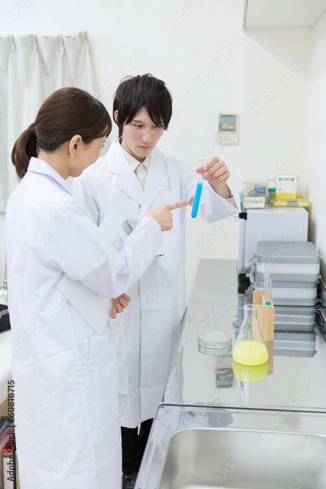 白衣の研究員 白衣の研究員