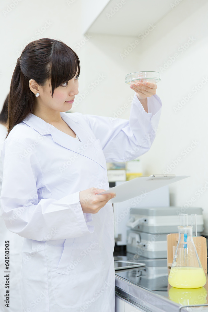 白衣の研究員