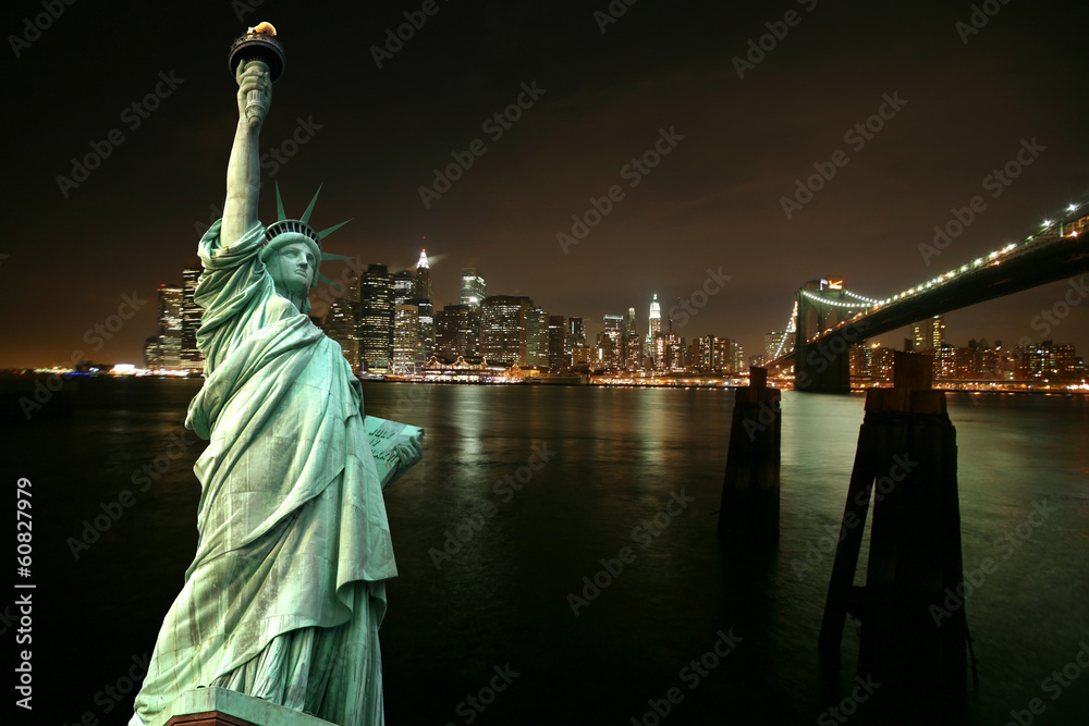 Fototapeta premium Statue of Liberty against night New York city, USA