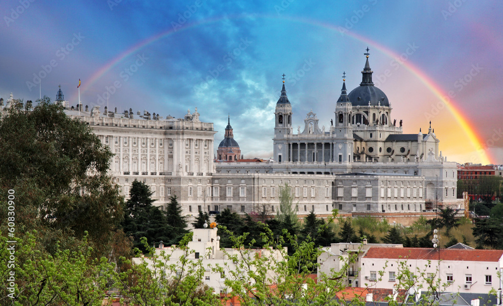 Naklejka premium Madryt, Katedra Almudena z tęczą, Hiszpania