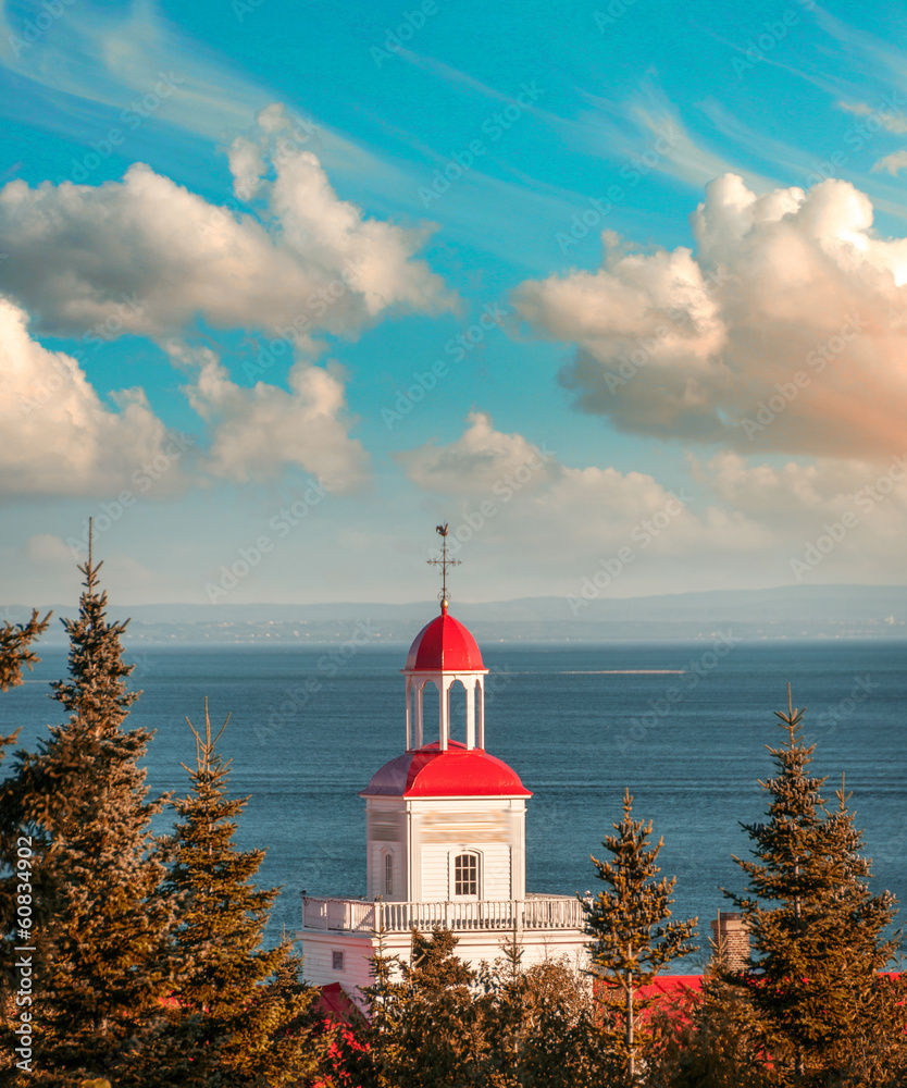 Obraz premium Typowe czerwone budynki Tadoussac, Quebec - Kanada