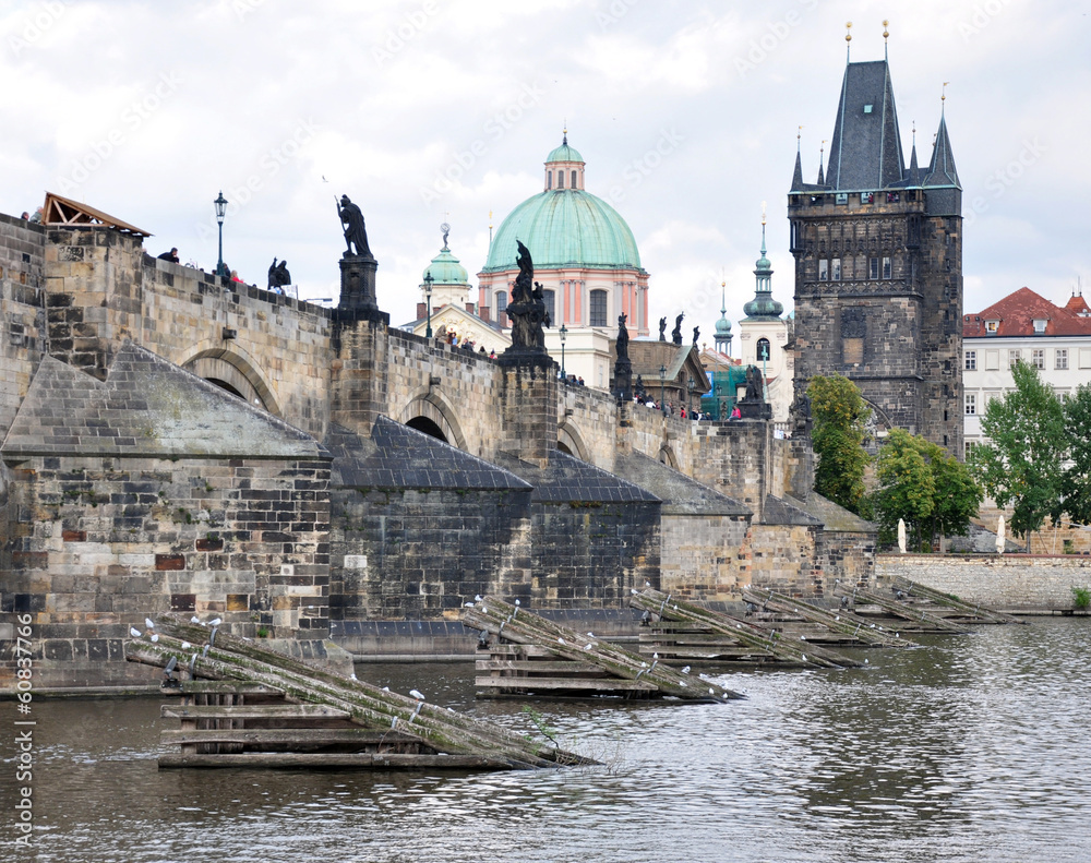 Obraz premium Charles Bridge and the Old Gate, Prague, Czech Republic, Europe