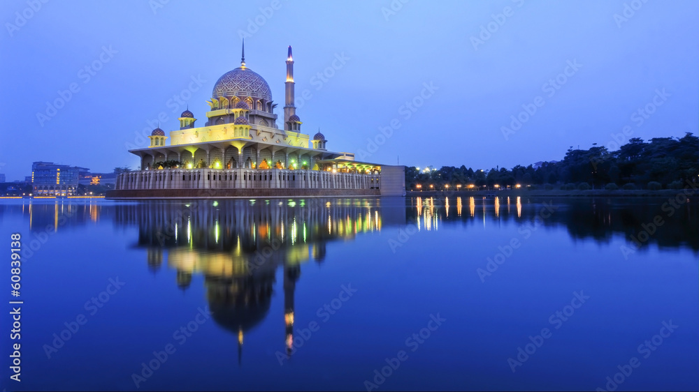 Fototapeta premium Putra mosque reflection during blue hour