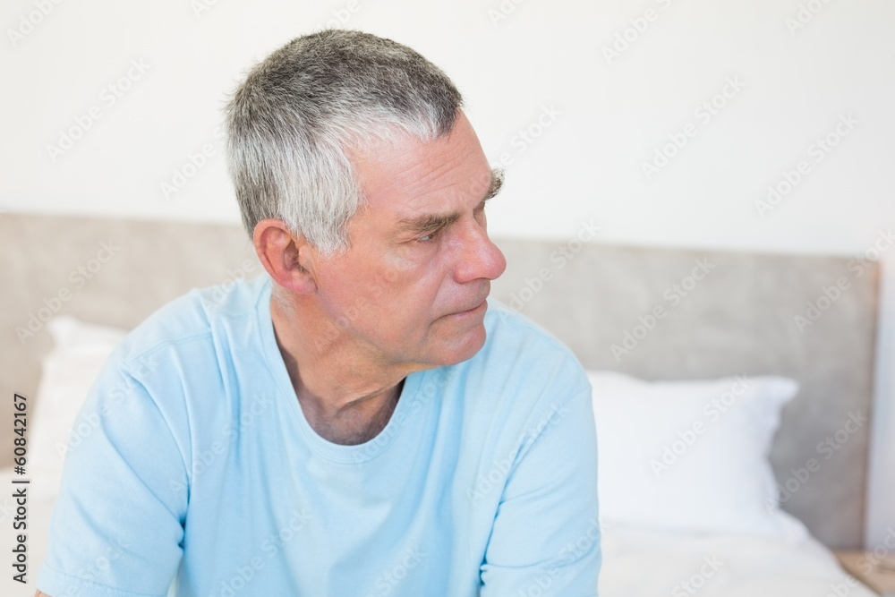 Obraz premium Senior man looking away on bed