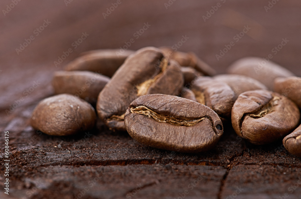 Obraz premium Coffee beans on wood background