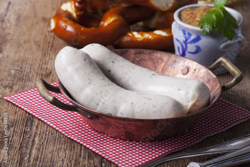 Bayerische Weißwurst im Kupfertiegel