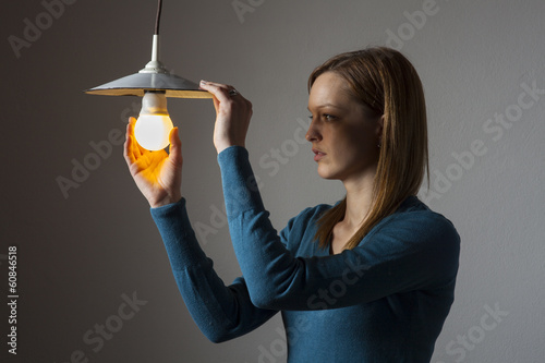 Frau mit einer Glühbirne photo