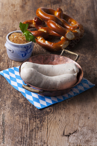 Bayerische Weißwurst im Kupfertiegel