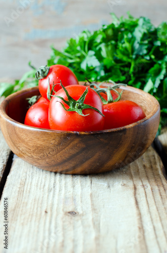 Fresh tomatoes in a bowl