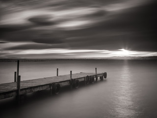 Fotobehang Pier Houten pier op stil meer  © lmartin.es