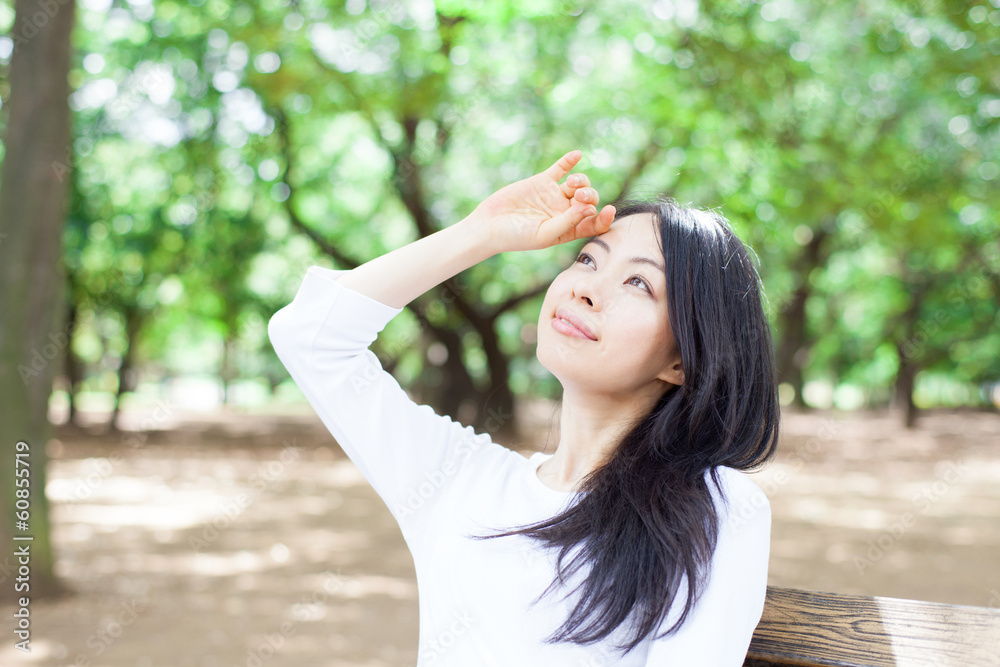 公園のベンチに座る女性