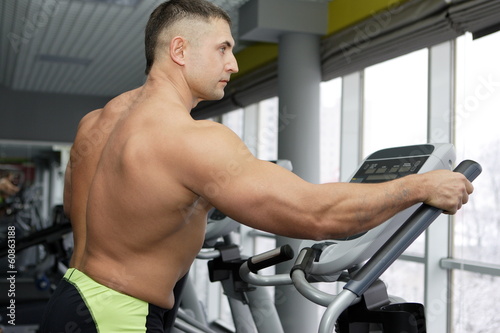 Bodybuilder training on the treadmill