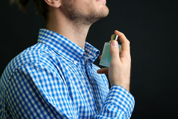 Fototapete Schönheitssalon Eleganter Mann mit Duftflakon Studio  © Africa Studio