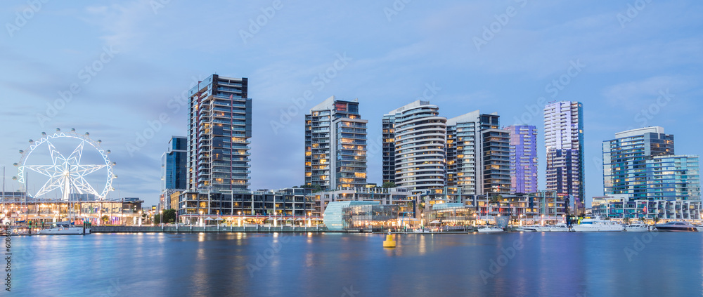Fototapeta premium Panoramiczny obraz nabrzeża Docklands w Melbourne, Austra