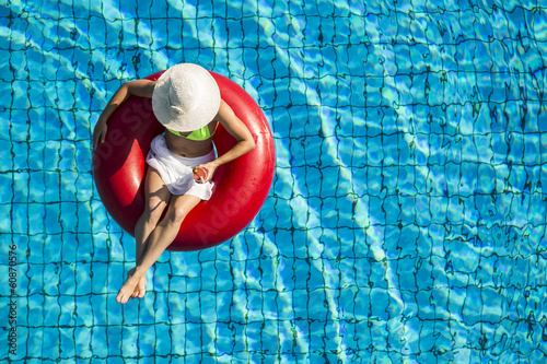 junge Frau in einem Schwimmreifen von oben