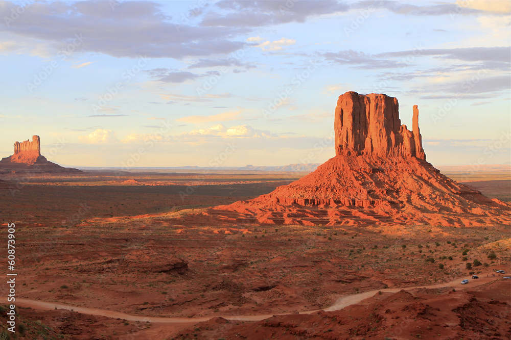 coucher de soleil sur West Mitten Butte,  Monument Valley