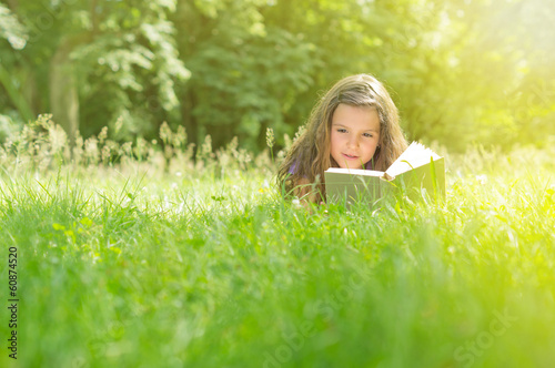 Spannendes Buch auf Sommerwiese
