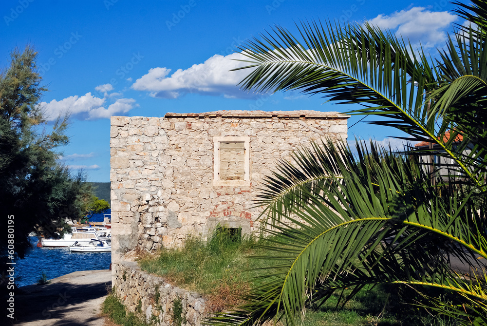 Ruine einer altem Mühle am Hafen in Kroatien