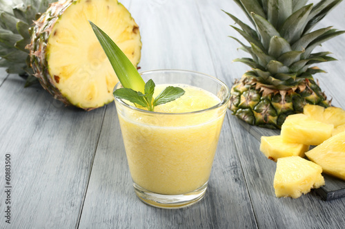 ananas frullato sfondo grigio photo