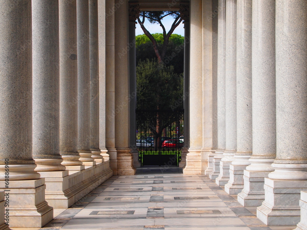 Basilica di S. Paolo, colonnato