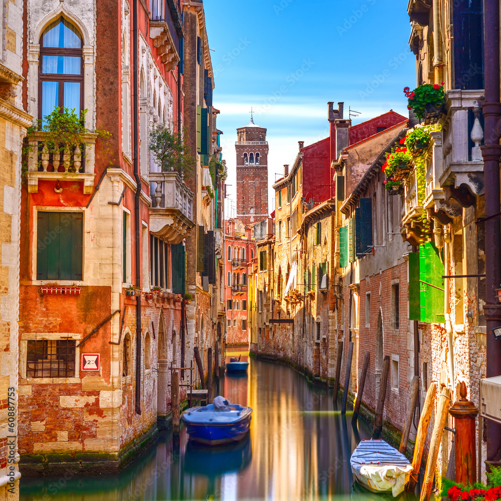 Obraz premium Pejzaż Wenecji, kanał wodny, kościół dzwonnicy i tradycyjny