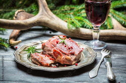 Foto Closeup of roasted venison with red wine