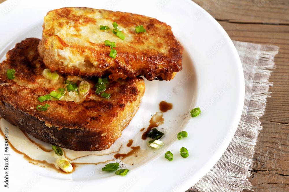 Grain toasts with green onions, olive oil and vinegar