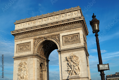 Paris, plaque de rue  et Arc de triomphe © hassan bensliman