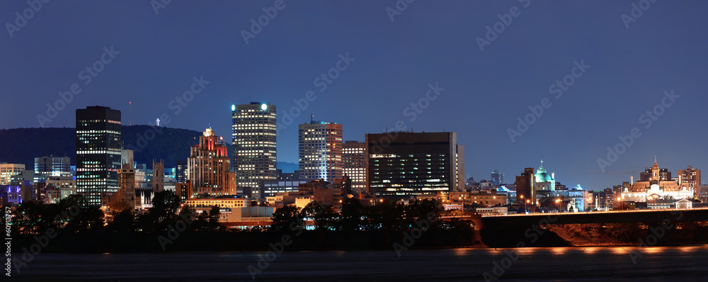 Fototapeta premium Montreal over river at dusk