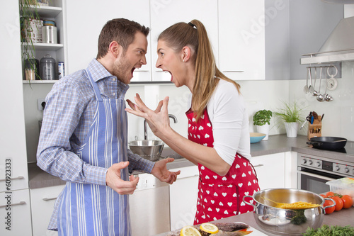 Junges Paar in der Küche hat Streit oder Eheprobleme