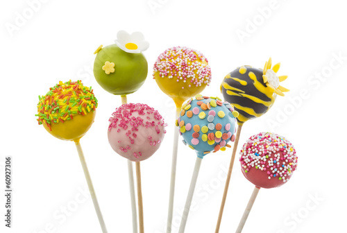 verschiedene Cake Pops mit bunter Deko