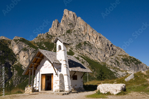 Kapelle am Falzaregopass - Dolomiten - Alpen photo
